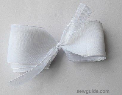 how to tie christmas bow - tie at the middle
