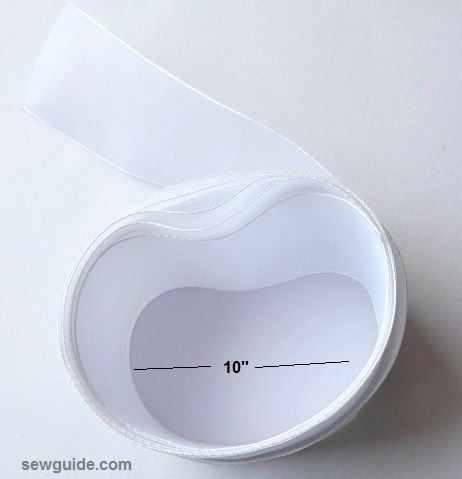 christmas bow tying tutorial - make loops with the bow with 10 inch in the middle