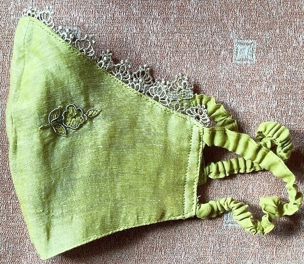 add lace to the edge of the mask