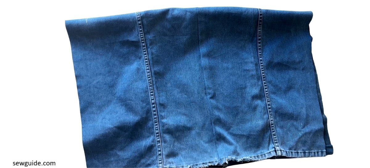 Fold the fabric by the middle, by the shoulder seam